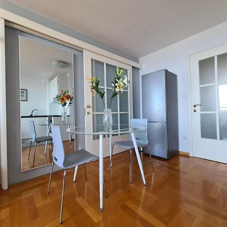 Lucky Pearl Apartment Split